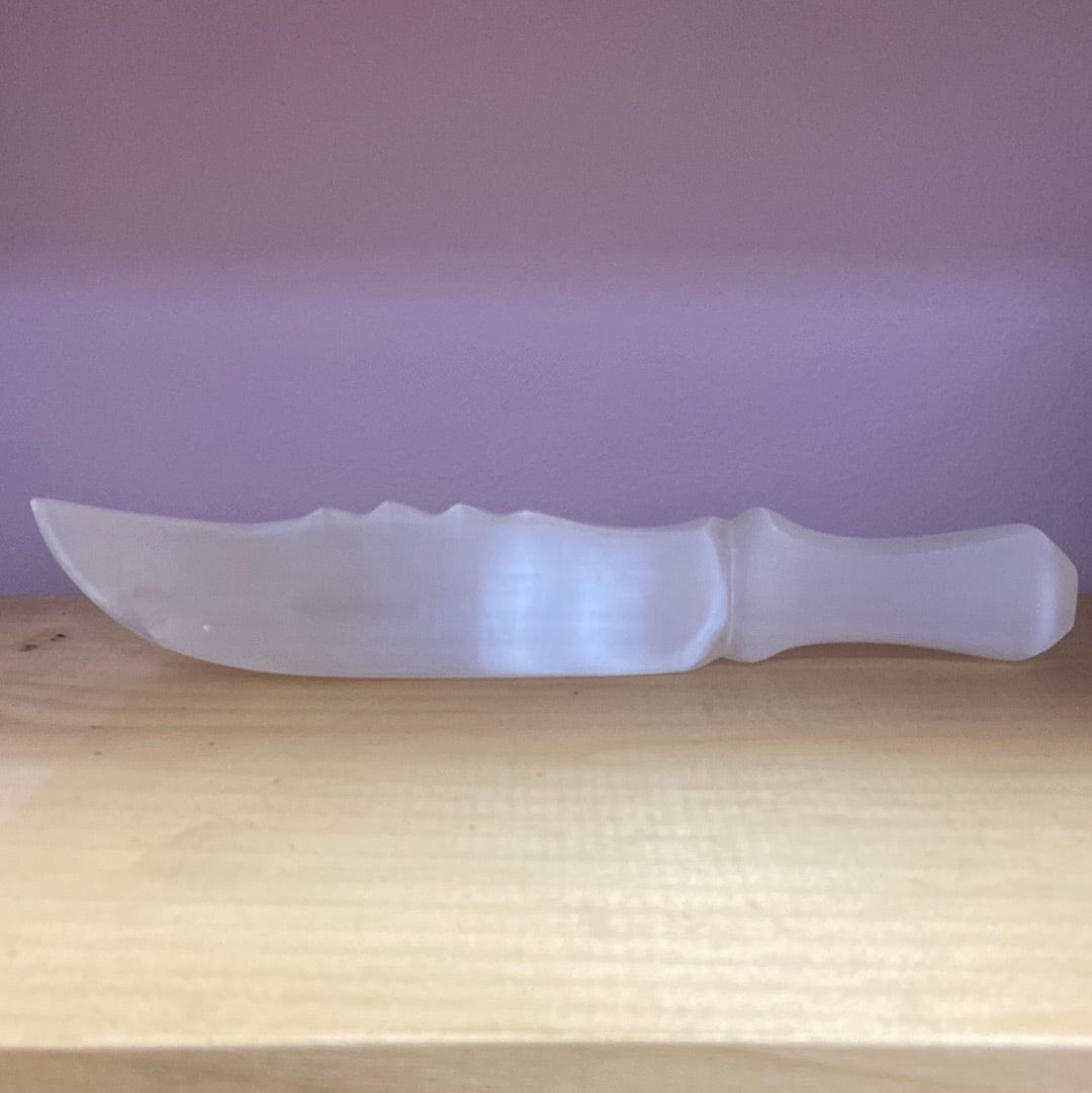 Cuchillo de selenita tallado