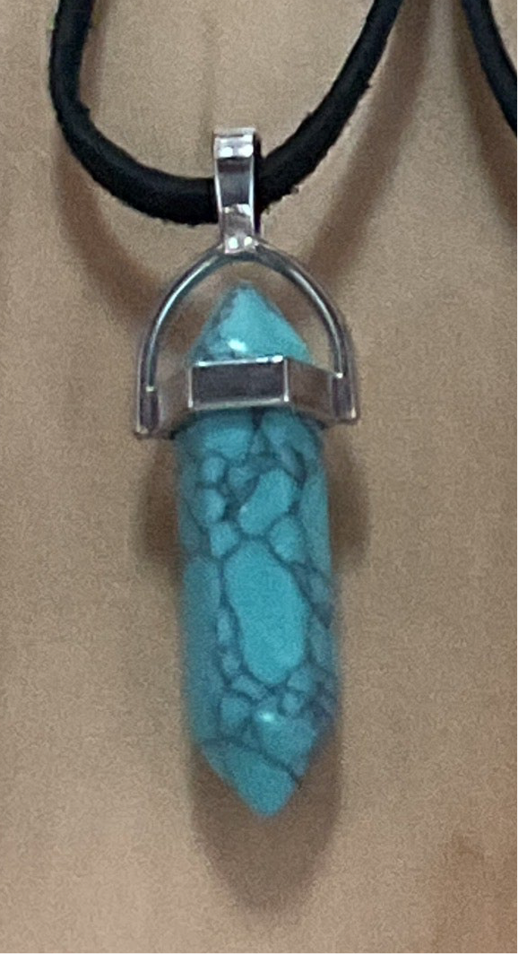 Collar de ante negro con punta de piedra natural hexagonal