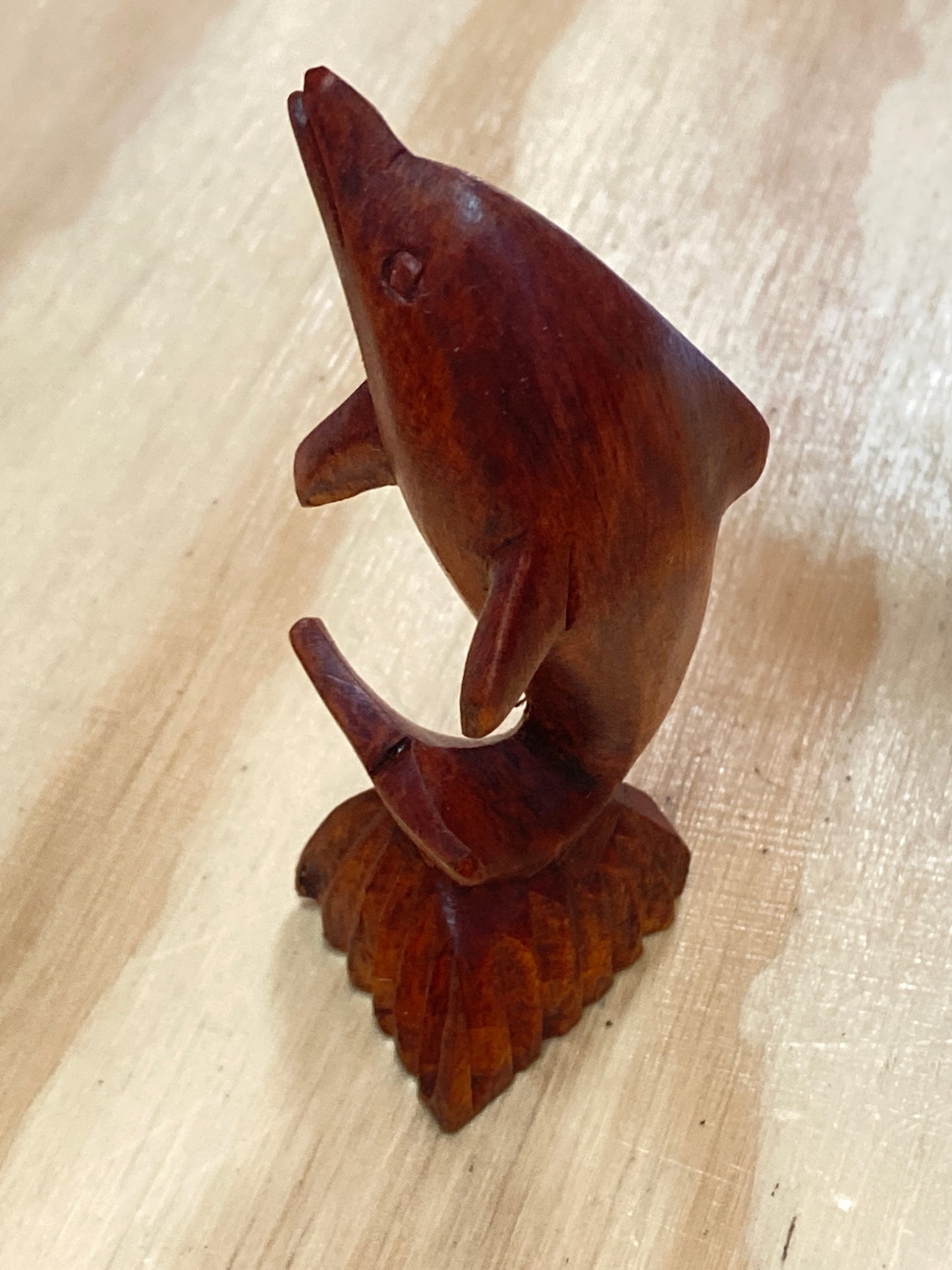 Figura de madera de un solo delfín