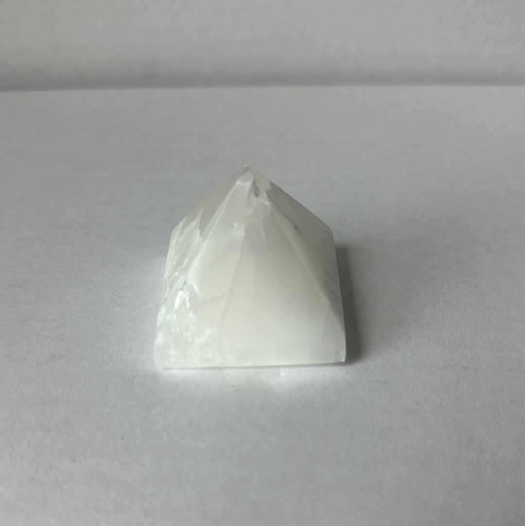 Pequeña pirámide de selenita