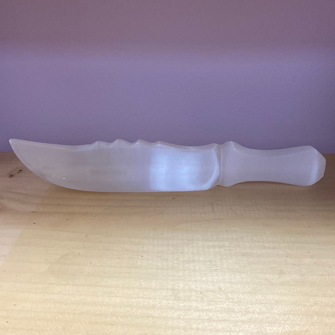 Cuchillo de selenita tallado