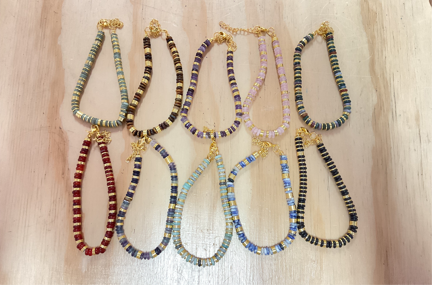 Tobillera Heishi con piedras preciosas doradas, cadena ajustable de 23 cm