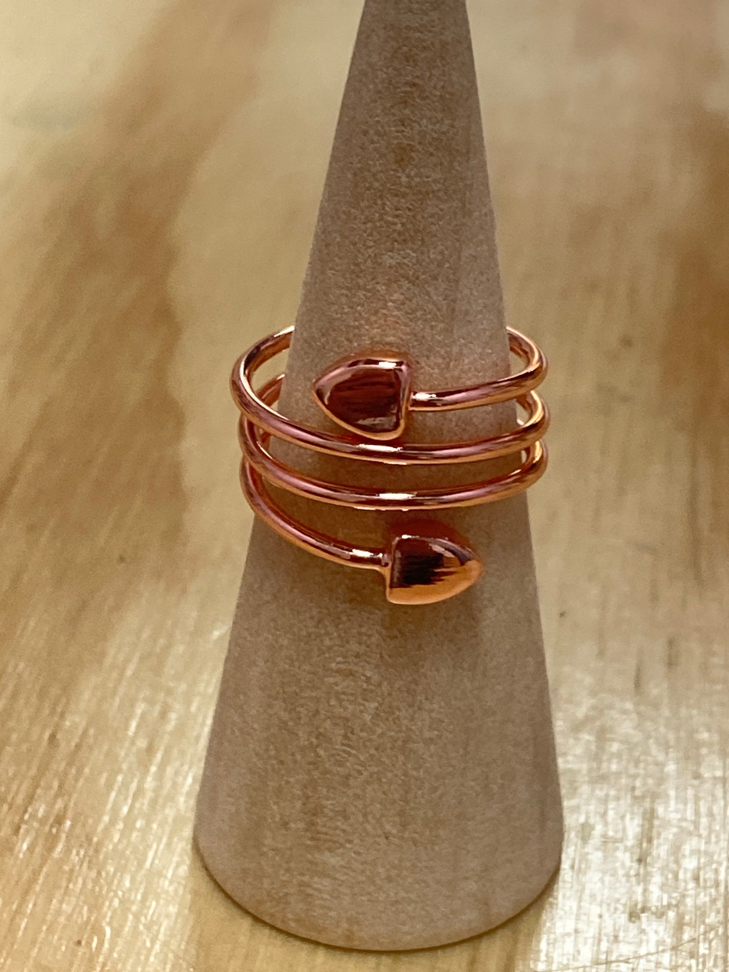 Anillo de cobre con forma de corazón e imanes