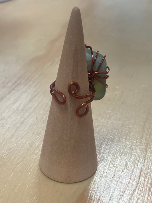 Anillo de cobre hecho a mano con aventurina verde