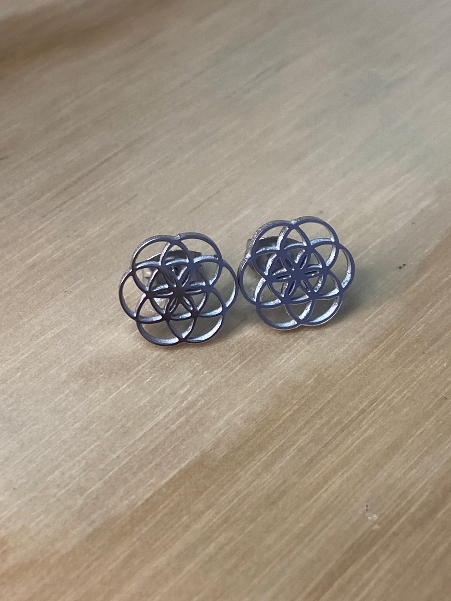 Pendientes de acero inoxidable con la flor de la vida