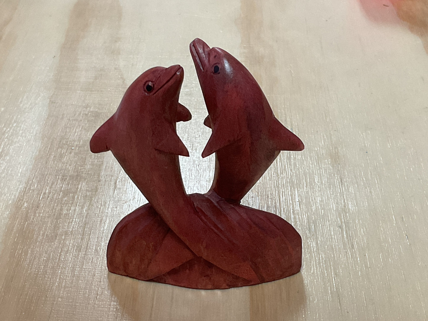 Figura de madera de delfines