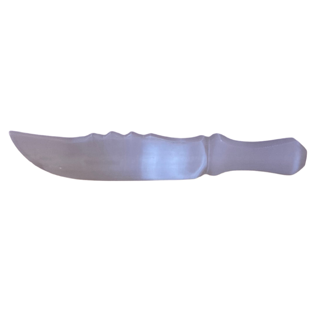 Cuchillo de selenita tallado