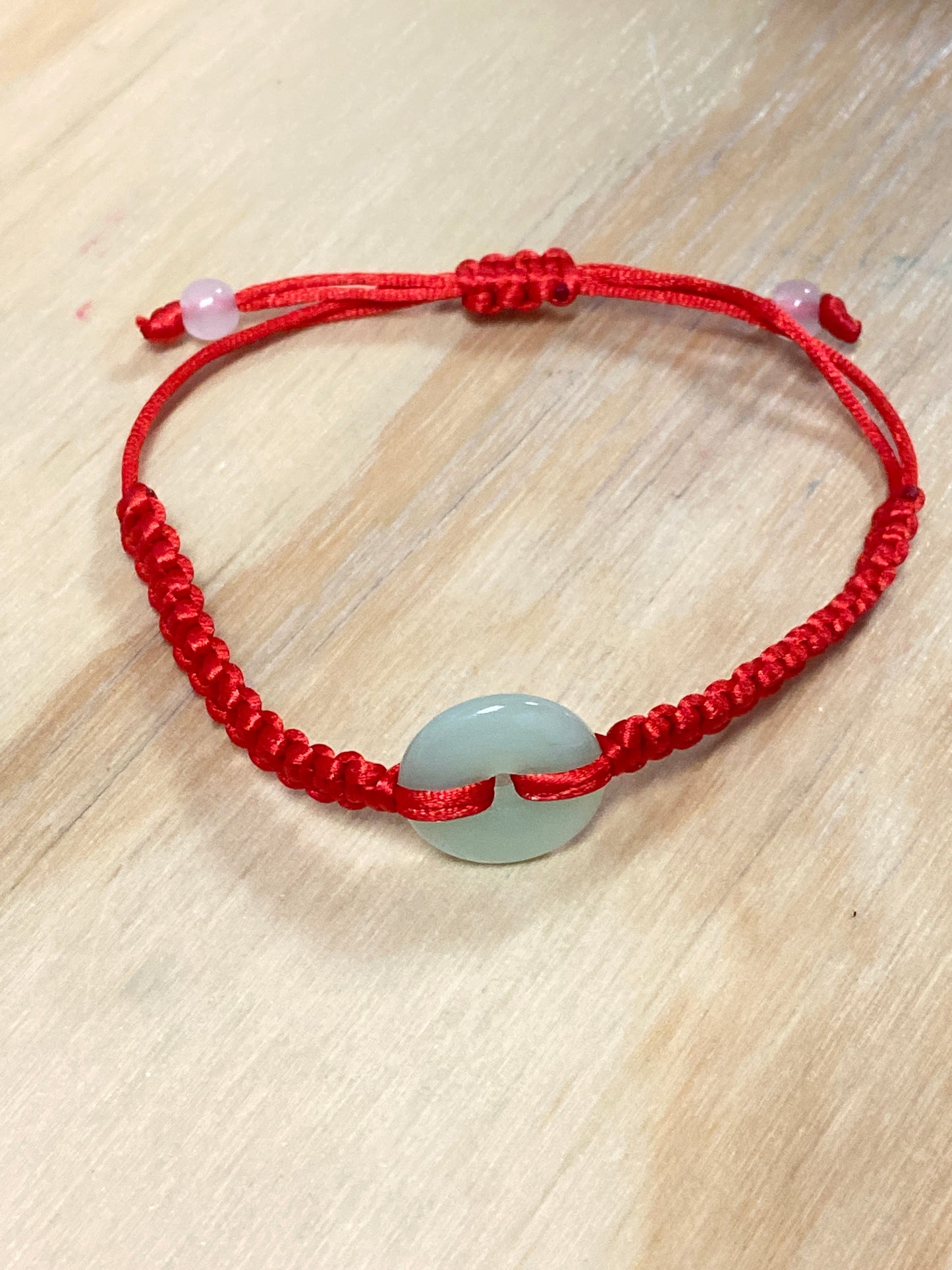 Pulsera de jade con luz de hilo rojo