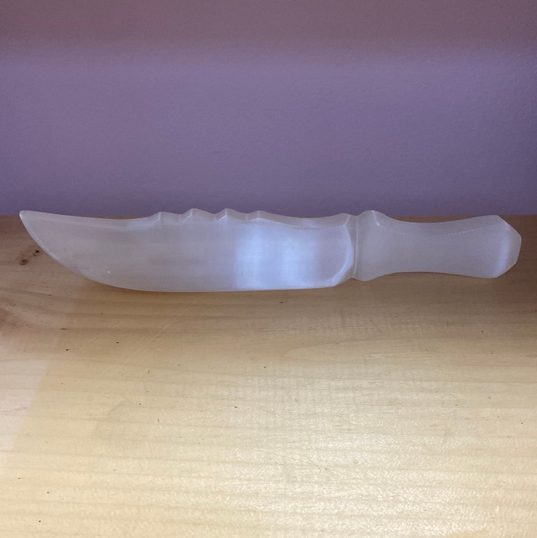 Cuchillo de selenita tallado