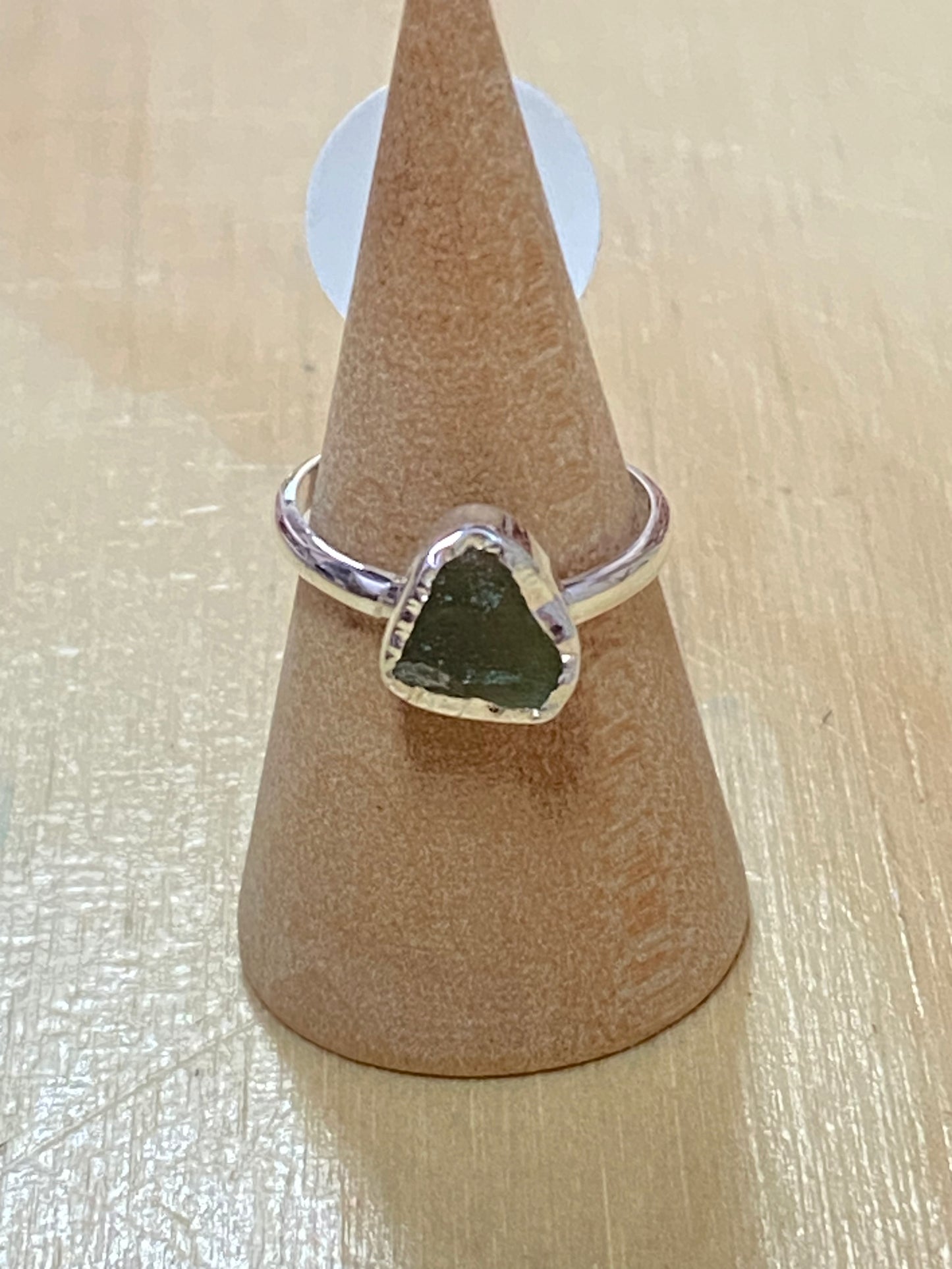 Anillo de Moldavita en Plata de Ley 92.5