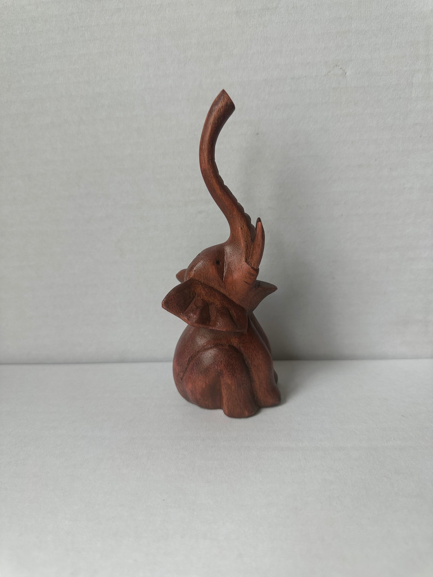 Figura de elefante de madera pequeña