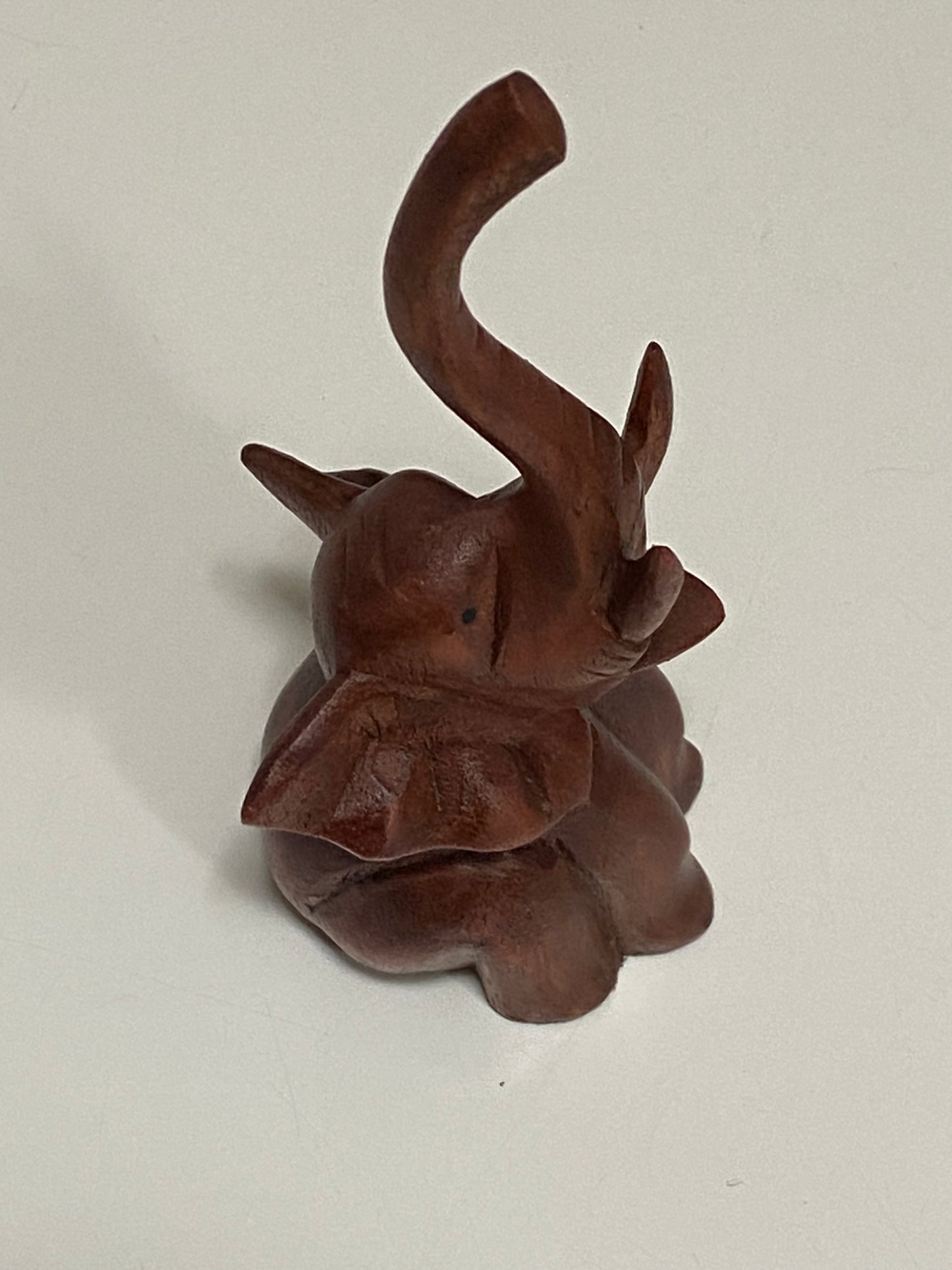 Figura de elefante de madera pequeña