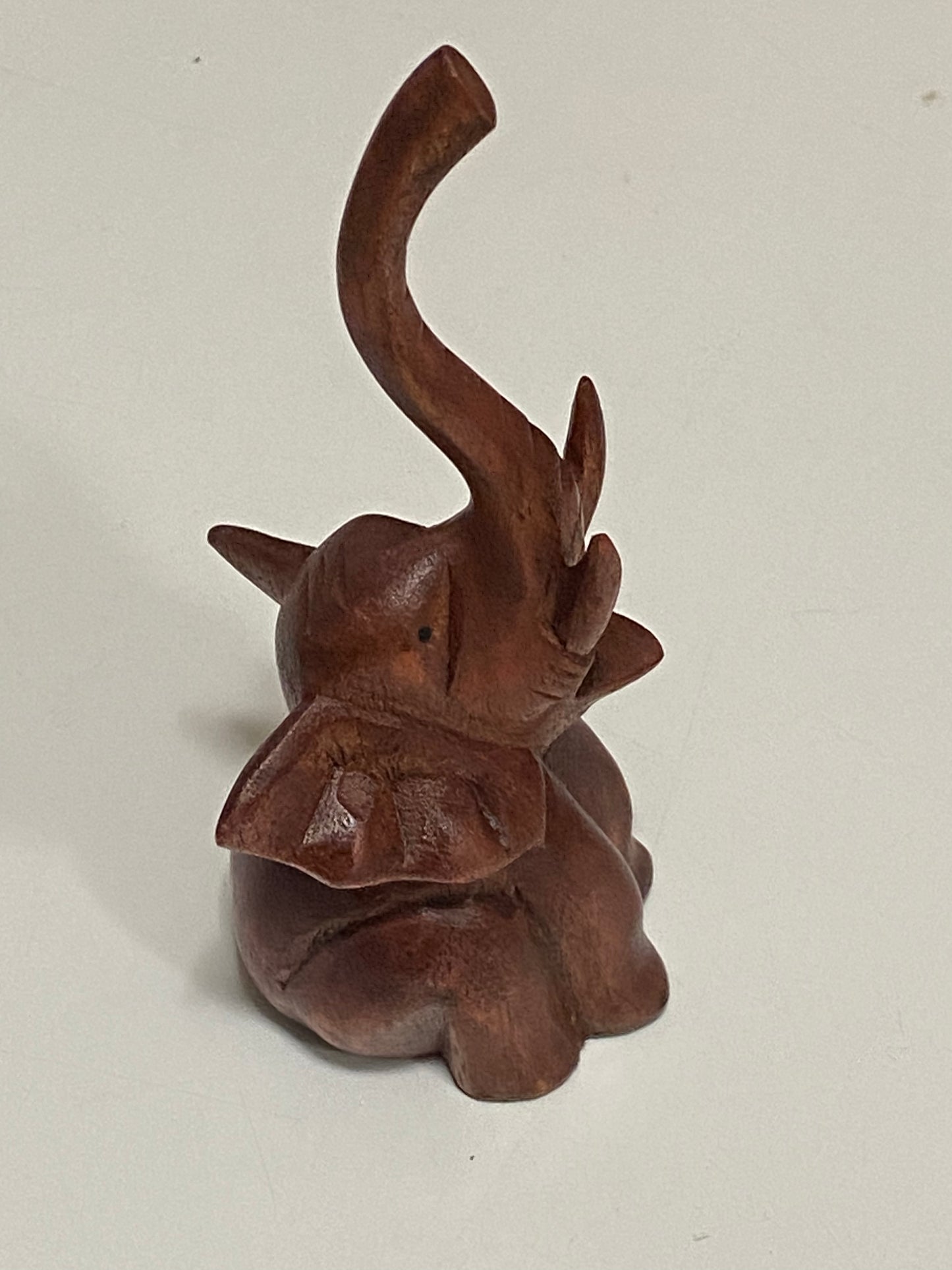 Figura de elefante de madera pequeña