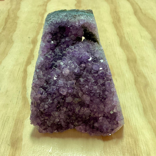 Roca de amatista de 4,5" de alto aproximadamente