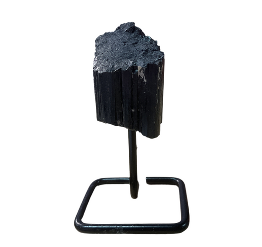 Turmalina negra pequeña sobre metal