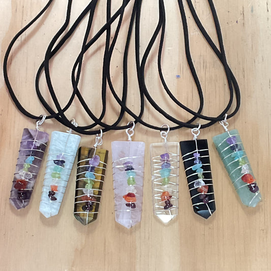Colgante de alambre con punta de piedra preciosa para chakras