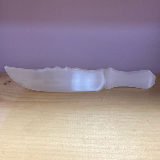 Cuchillo de selenita tallado