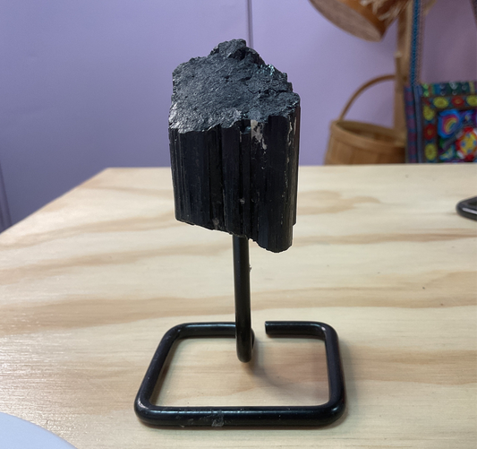 Turmalina negra pequeña sobre metal
