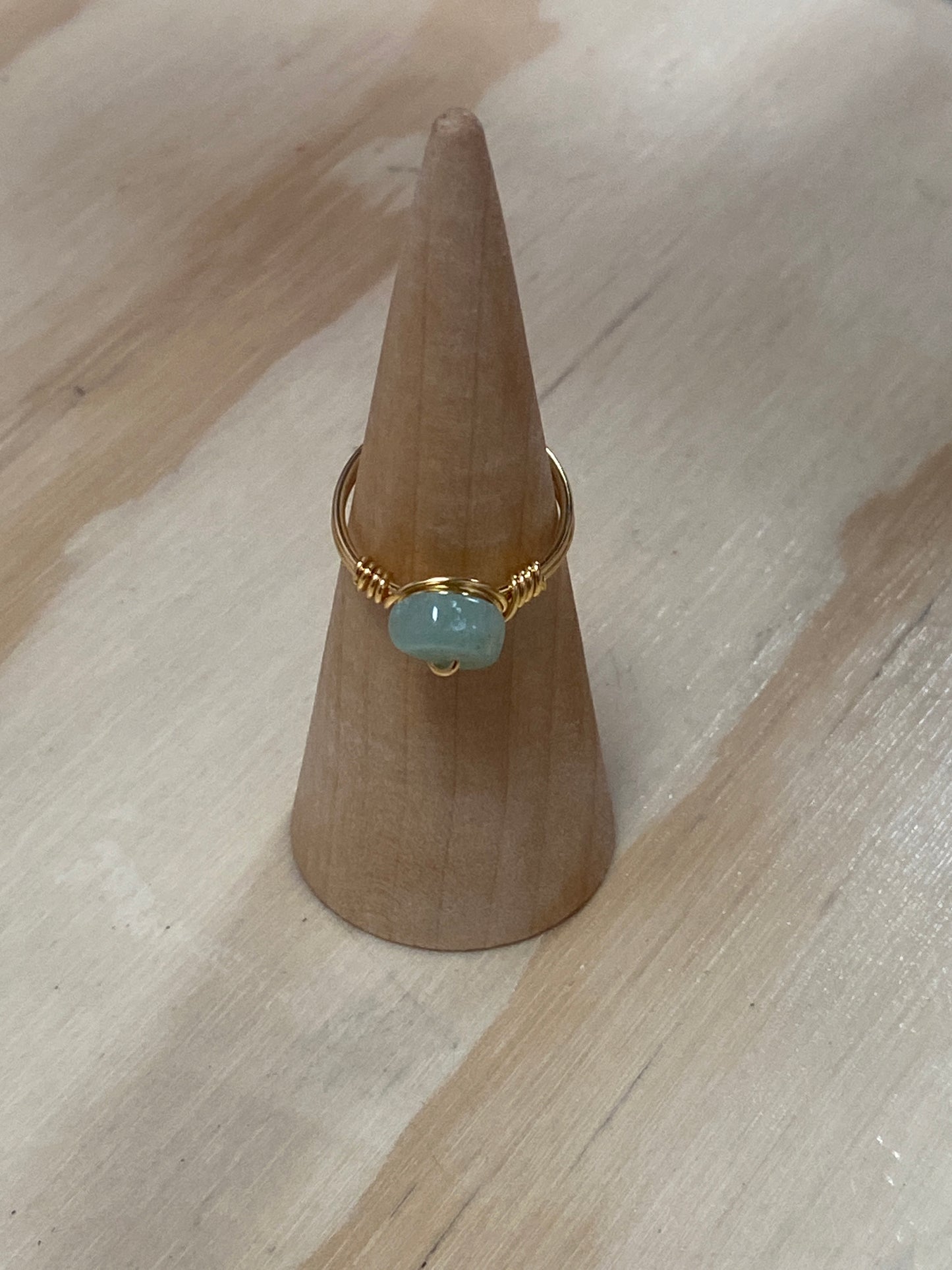 Elegante anillo de alambre dorado con piedra natural aventurina verde