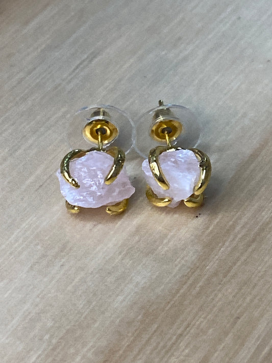 Pendientes de cuarzo rosa en bruto con piedra natural bañados en oro de 24 k