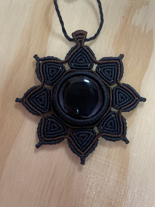 Collar de flores de macramé hecho a mano con obsidiana