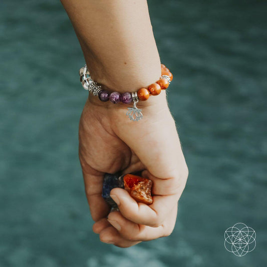 Conjunto de pulsera y piedras de los 7 chakras
