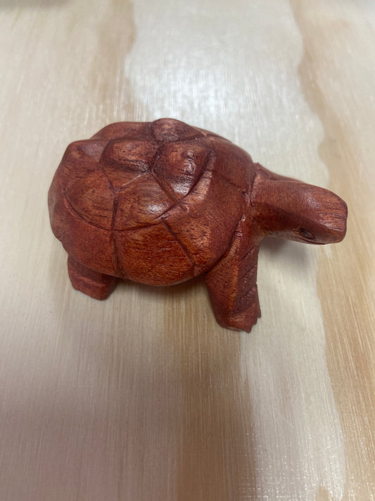 Figura de tortuga de madera pequeña