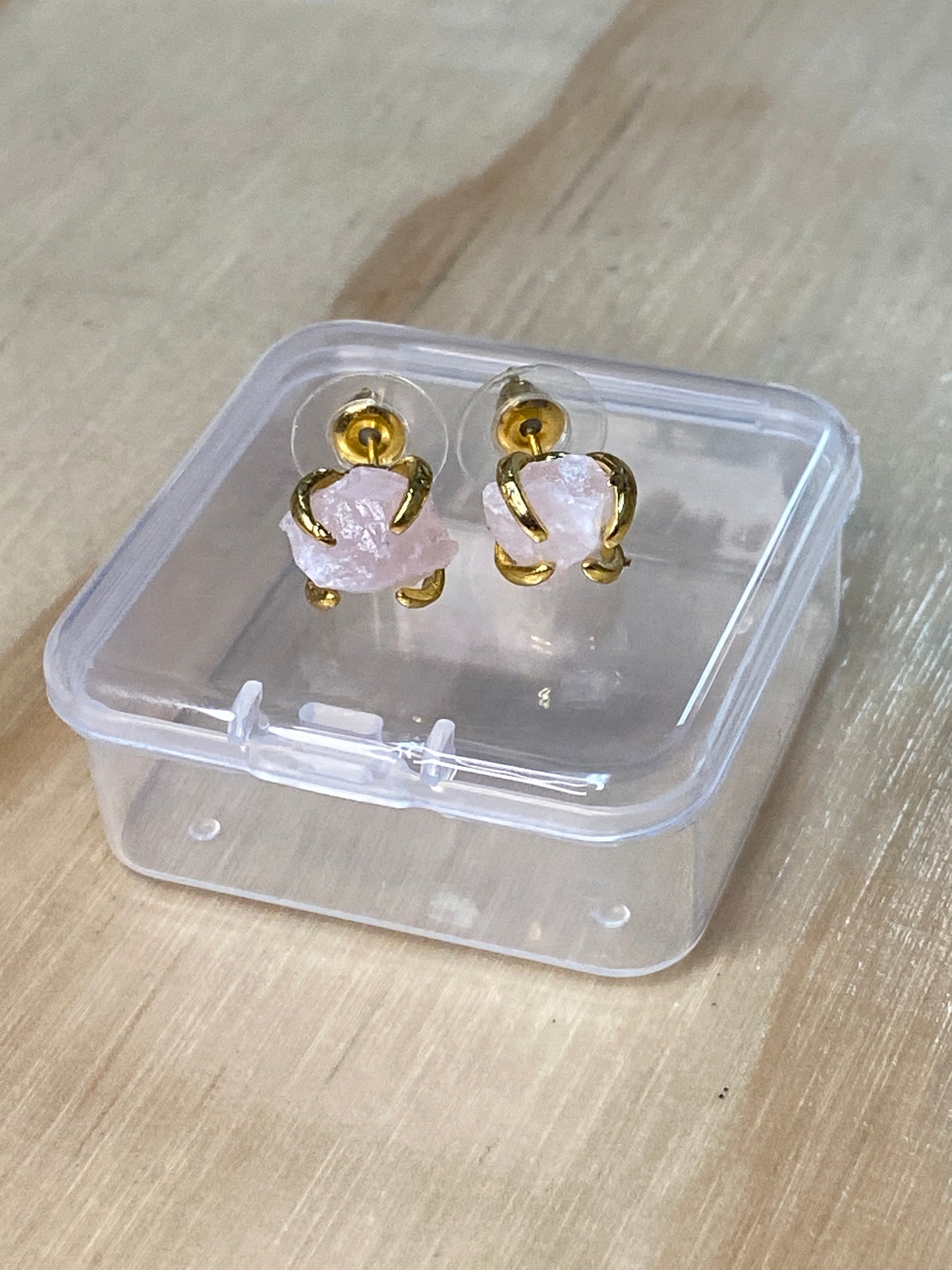 Pendientes de cuarzo rosa en bruto con piedra natural bañados en oro de 24 k