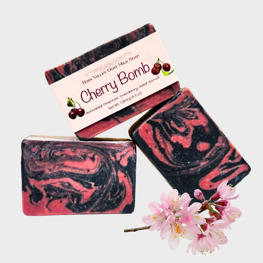 Jabón natural de leche de cabra | Exfoliante de carbón y semillas de arándano | Cherry Bomb
