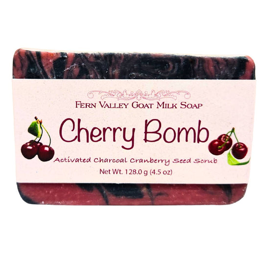Jabón natural de leche de cabra | Exfoliante de carbón y semillas de arándano | Cherry Bomb