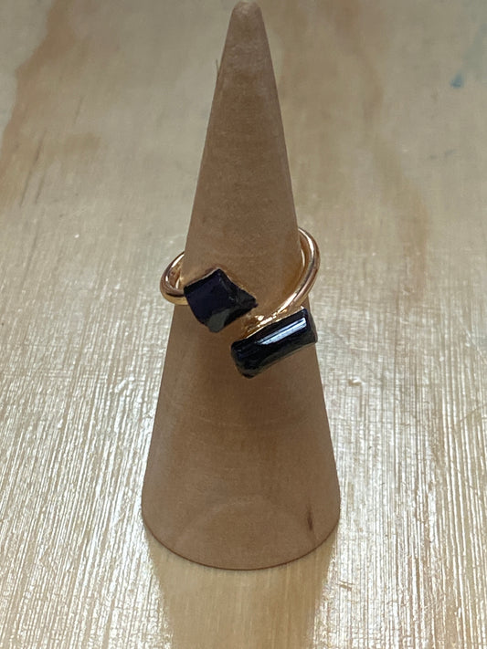 Anillo ajustable bañado en oro con turmalina negra