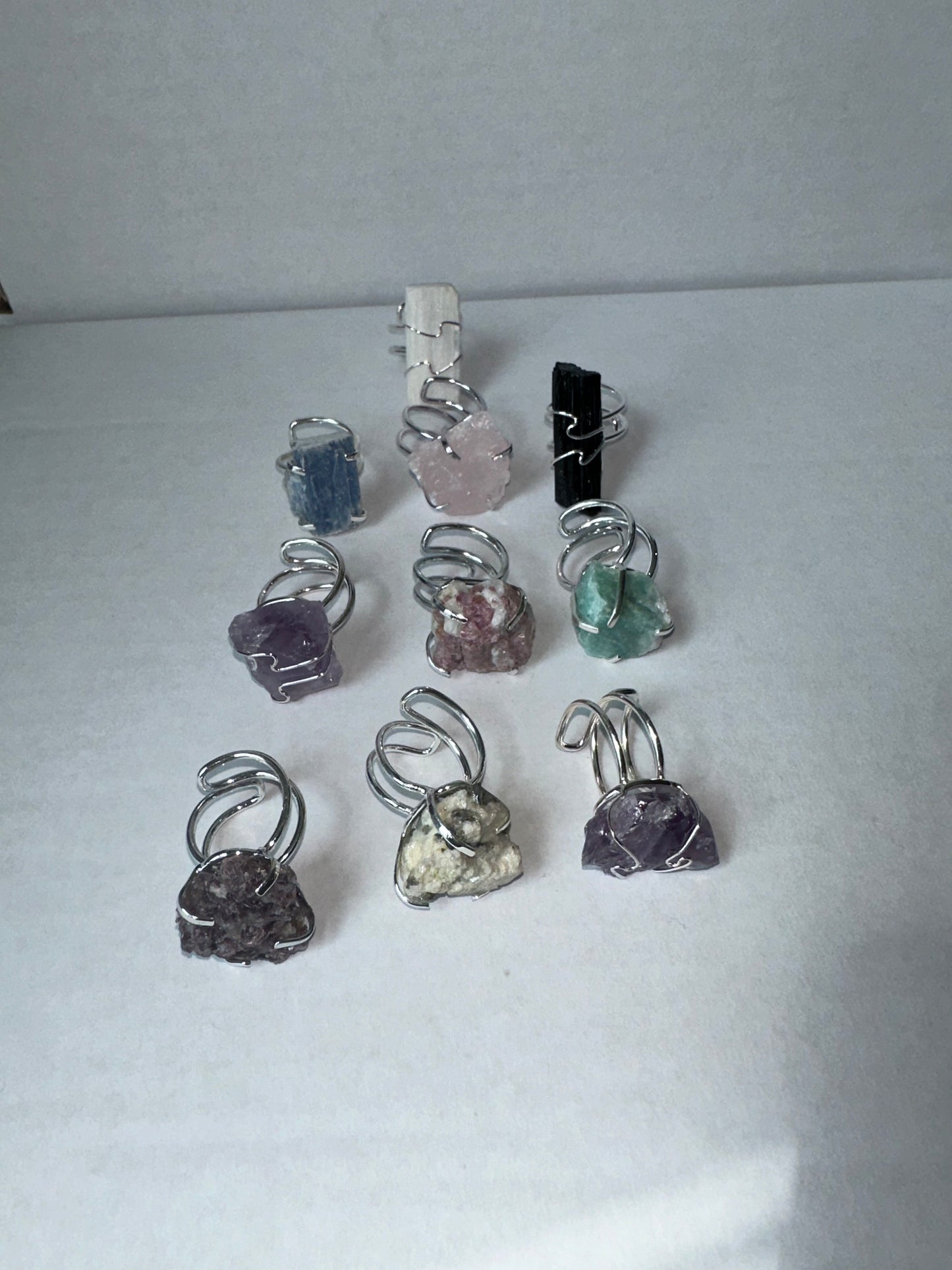 Anillos de color plata con piedra cruda