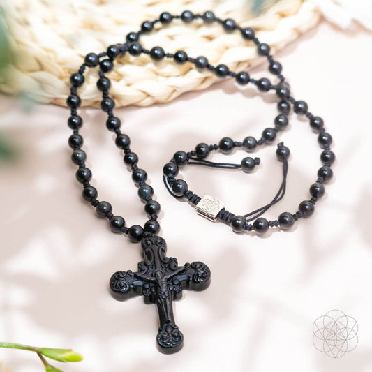 Armadura Sagrada: Cruz de Obsidiana Negra de Fe y Protección